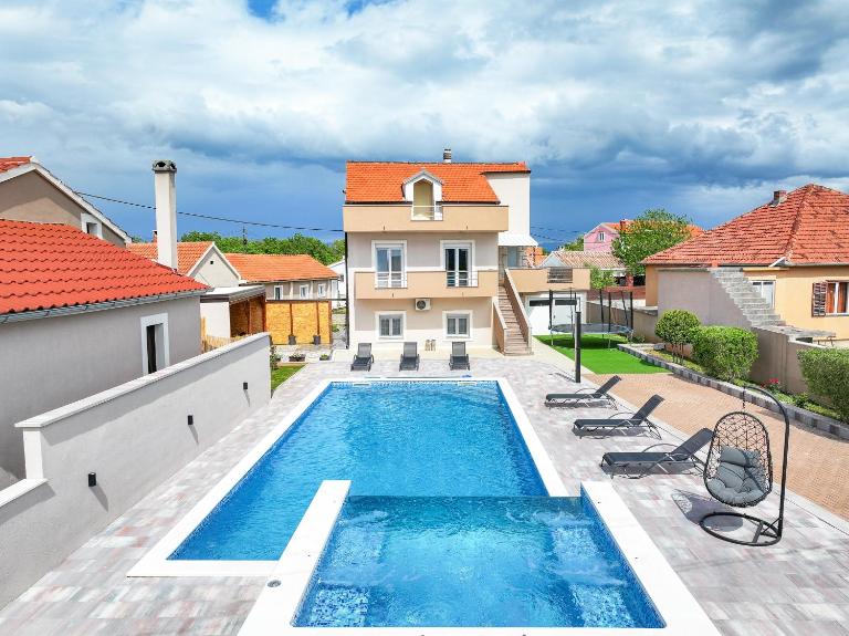 Villa Nada for 10 people with pool & integrated whirlpool - Ferienwohnung Galovac