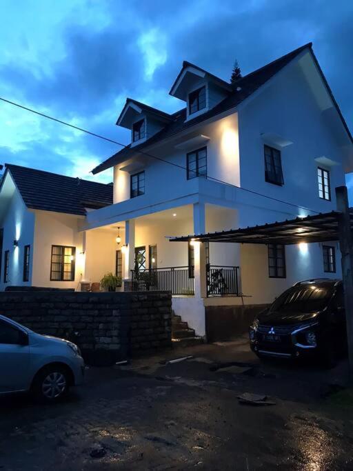 Stylish Villa at Green Apple U 35A Cipanas Puncak - B&B Sindanglaya
