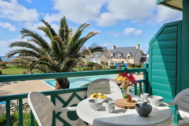 LocaLise - A18 - Appartement avec balcon - Petite vue mer à travers le palmier - Piscine de avril à septembre - Wifi inclus - Animaux admis - Draps inclus - Parking inclus - B&B Guilvinec