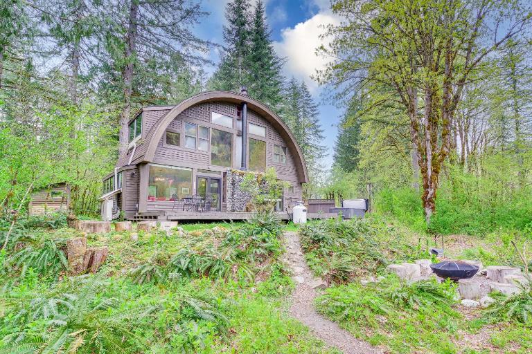 Riverfront Skykomish Cabin w/ Private Hot Tub! - B&B Skykomish