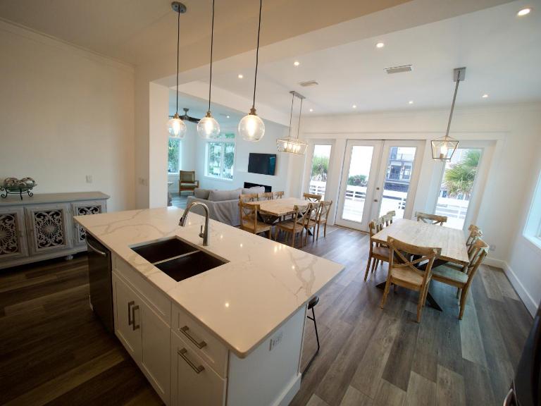 3 Bedroom Catalina Townhome with Rooftop Deck Great Oceanviews, Steps to Beach - Bed and Breakfast Panama City
