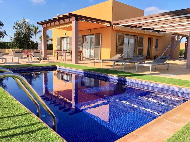 Villa Stylish Host, Heated pool & high speed wifi - B&B Costa de Antigua