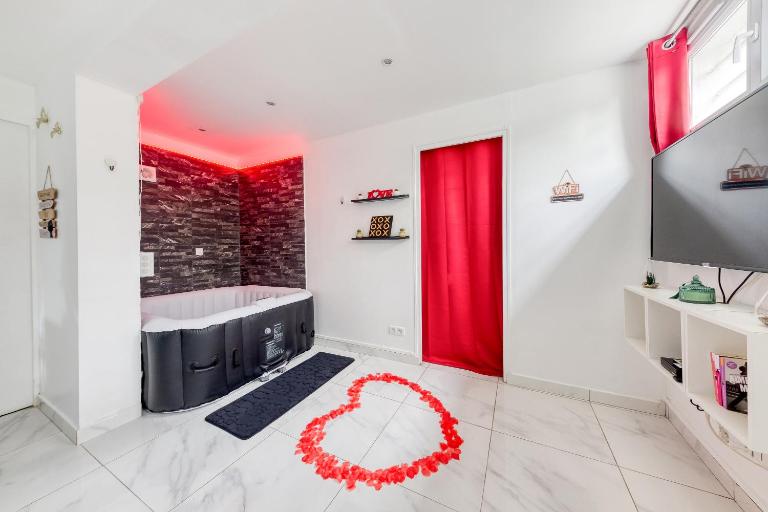 La belle Hirondelle - Love Room Jacuzzi - B&B Morangis