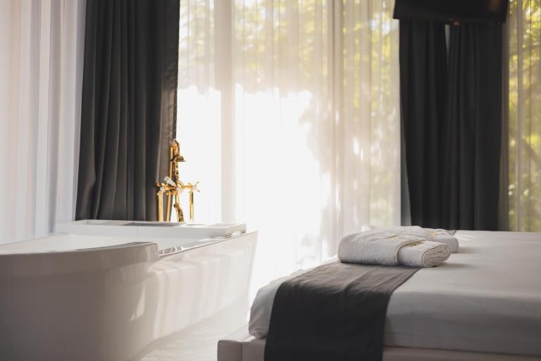 THE HIDDEN BANK: Silver Bullet - B&B Filippopoli
