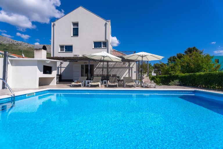 Modern apartment with private pool near Split - B&B Podstrana