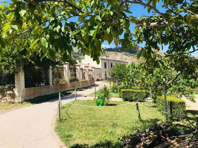 La Locanda degli Amici - B&B Santa Teresa di Riva