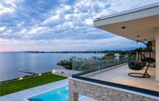 Luxurious beachfront Villa with sea view - by TA Leut Agency - B&B Privlaka