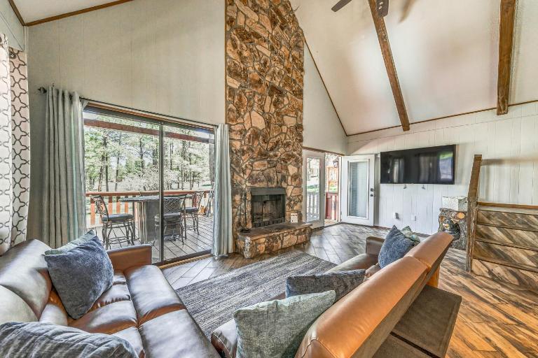 Ruidoso Family Cabin, Short Walk to Downtown! - Chambres d'hôtes Ruidoso