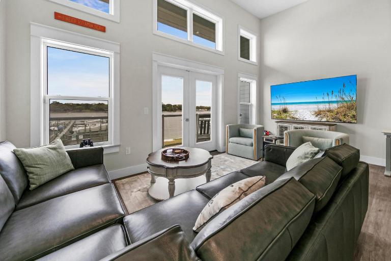 Completely Coastal Spacious townhome with Harbor views a Dock and community Pool - B&B Fort Walton Beach