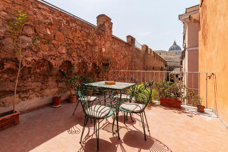 2 BR Flat with two Private Vatican Terrace - B&B Roma