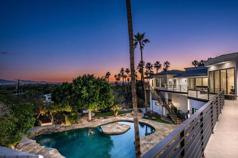 Camelback Mountain Mansion - Micro-resort, Views, Golf, Heated Pool, Game Room - Bed and Breakfast Phoenix
