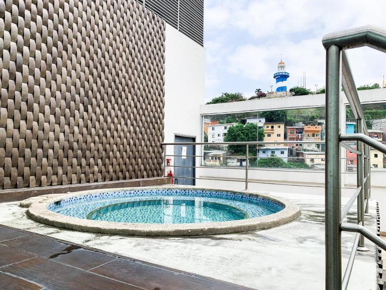 Lujoso Depa con piscina - jacuzzi y vista al rio desde la habitación - Chambres d'hôtes Guayaquil