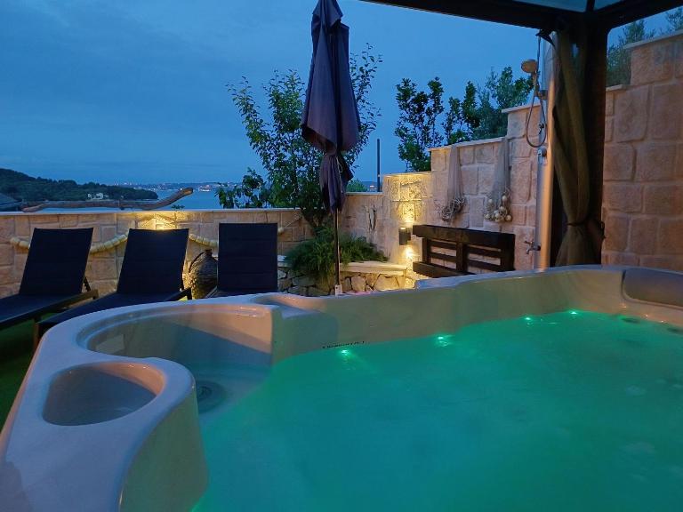 Luxury Sunrise Jacuzzi Apts, 50 m from the beach - Chambres d'hôtes Kali