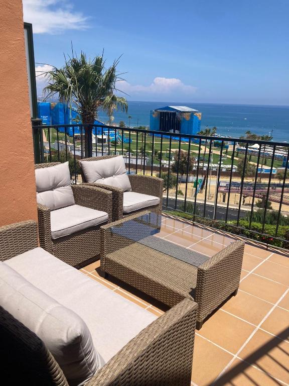 Ático con Vistas al Mar y con Piscina frente a Castillo Sohail - B&B Fuengirola