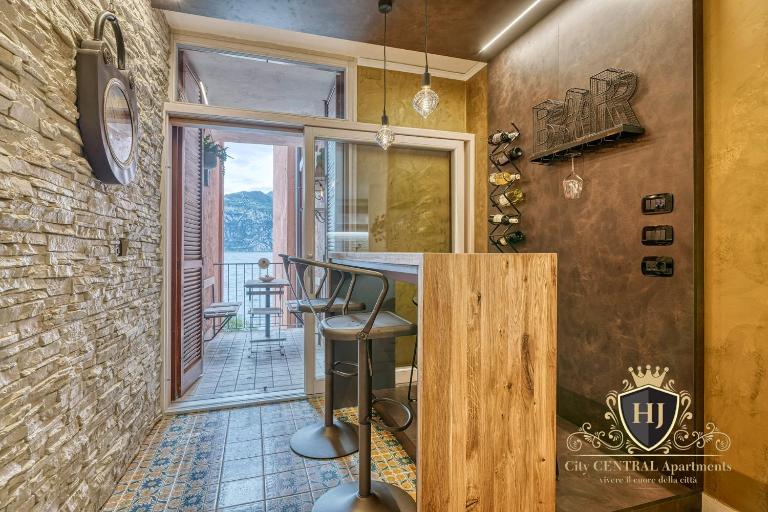 City CENTRAL Apartment Romantic Lakefront Balcony - MALCESINE - Porto Vecchio 11 - B&B Malcesine