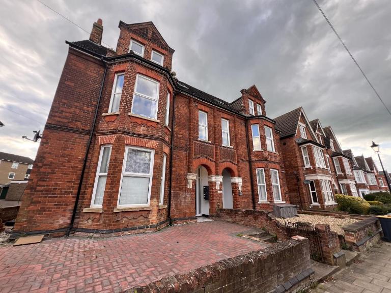 Central Bedford FREE Parking & Private Garden& Conservatory Perfect for large group of people - B&B Bedford