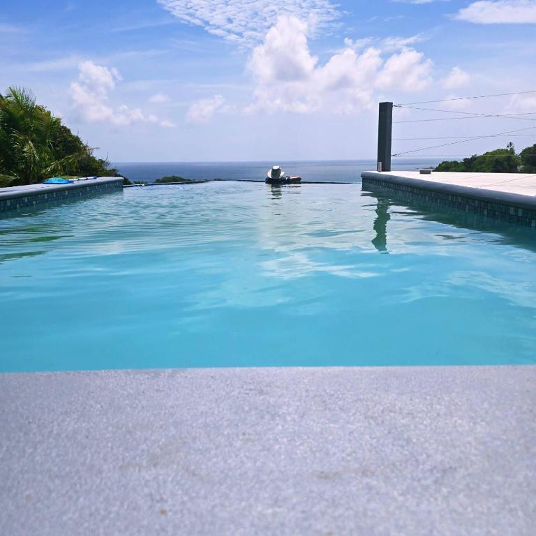 Hodges Bay House - B&B Calibishie