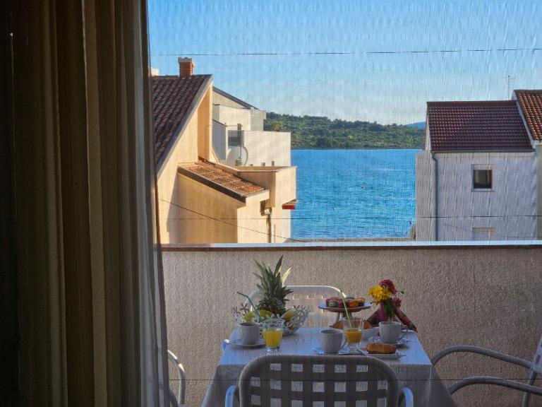 Anne - B&B Srima
