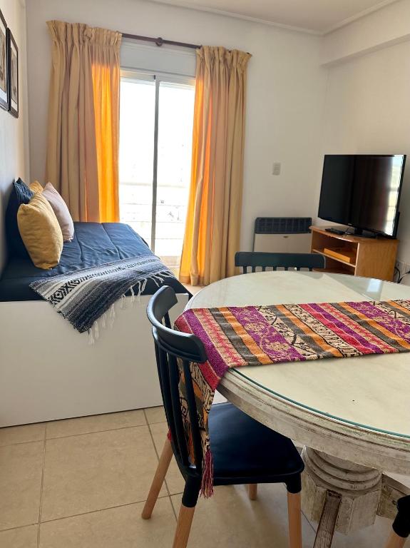 Cálido y céntrico departamento 2 opcional cochera - Chambres d'hôtes Bahía Blanca