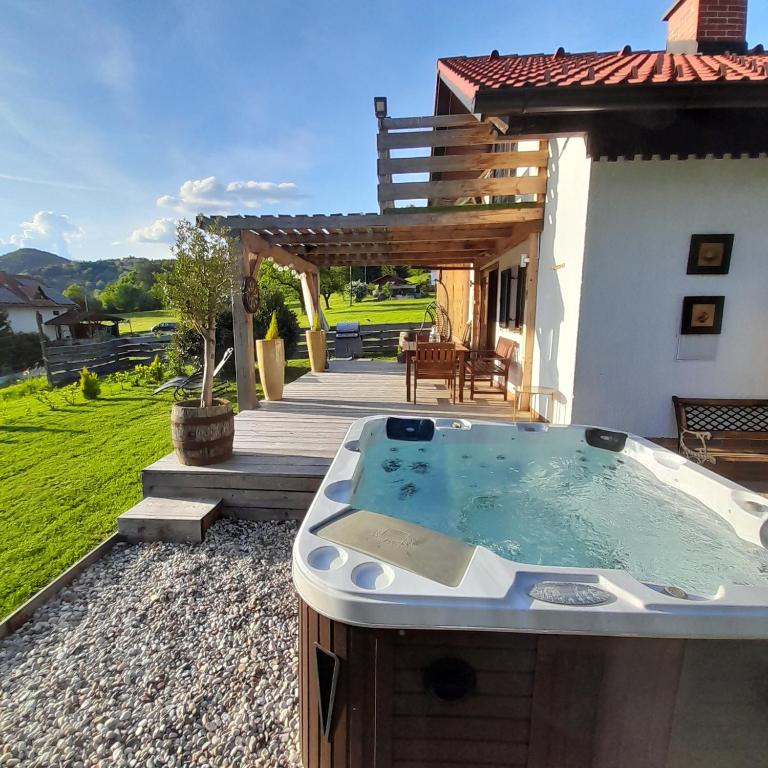 Počitniška hiška pri Lipi - B&B Dramlje