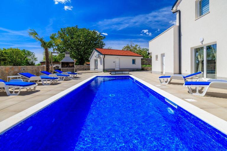 Großer Pool mit Salzelektrolyse unweit Heilschlamm Bucht - B&B Kras