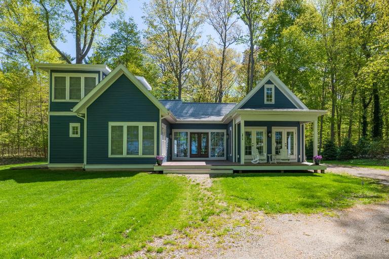 My Blue Haven - Shared lake access across the street! Glamorous home! - B&B Fennville