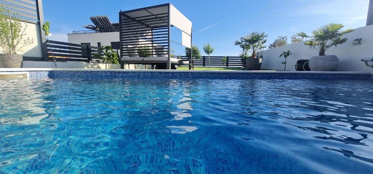 MEERBLICK DUPLEX POOL-VILLA REGIRMA DELUXE bis 8 Personen - Ferienwohnung Vodice