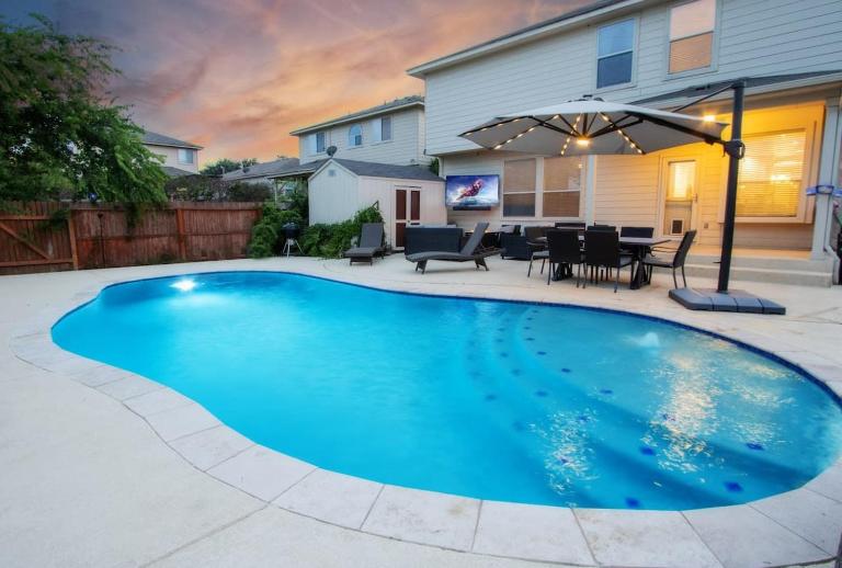 Family Home ~Pool ~SeaWorld Nat'l Shooting Complex - Bed and Breakfast San Antonio