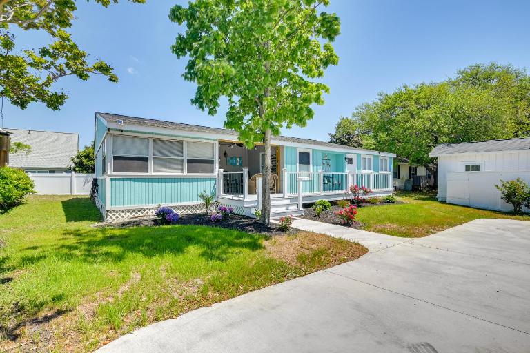 Community Pool & Beach Access: Surfside Beach Home - Chambres d'hôtes Myrtle Beach