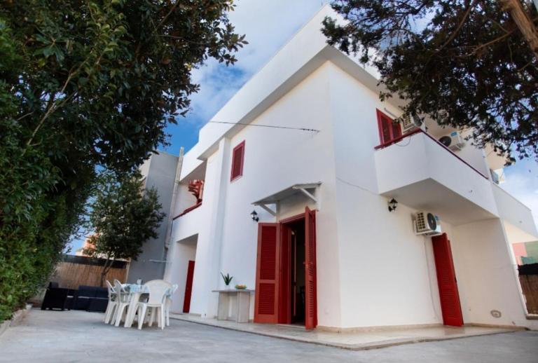 Villa Casaluce con giardino a 5 minuti dalle spiagge - B&B Porto Cesareo