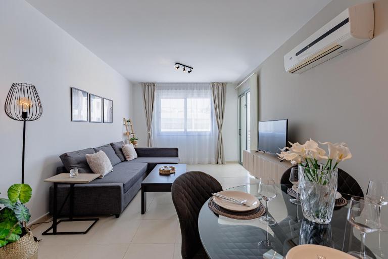 Stylish One-Bedroom Sea Retreat - Bed and Breakfast Paralímni