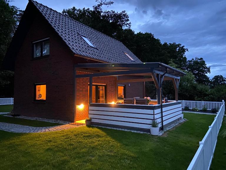 Strandhaus Mathea - ruhige Lage direkt am Fleesensee - Parkplatz, Kamin, Sauna - familienfreundlich - Chambres d'hôtes Untergöhren