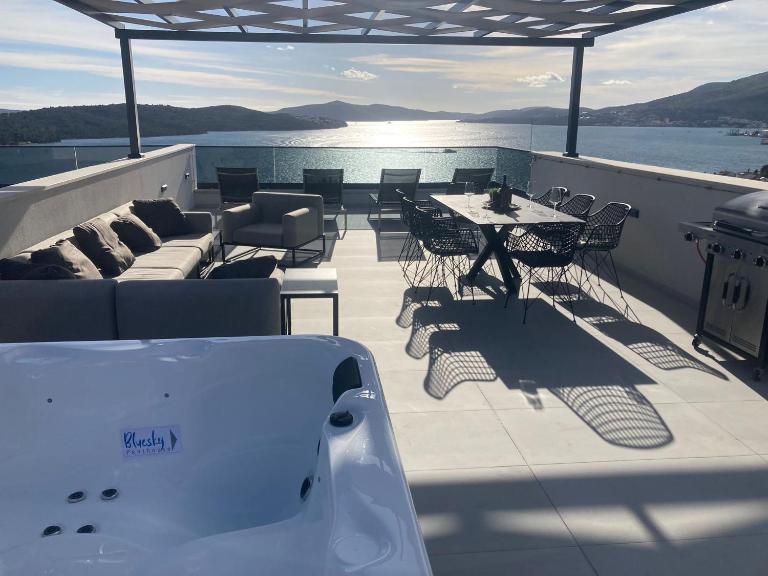 Penthouse Bluesky - B&B Okrug Gornji