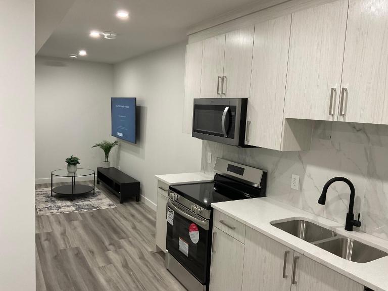 Cozy newly built 1 bedroom suite - B&B Calgary