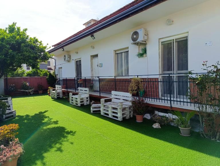 Casa con ampio giardino e patio - B&B Acerra