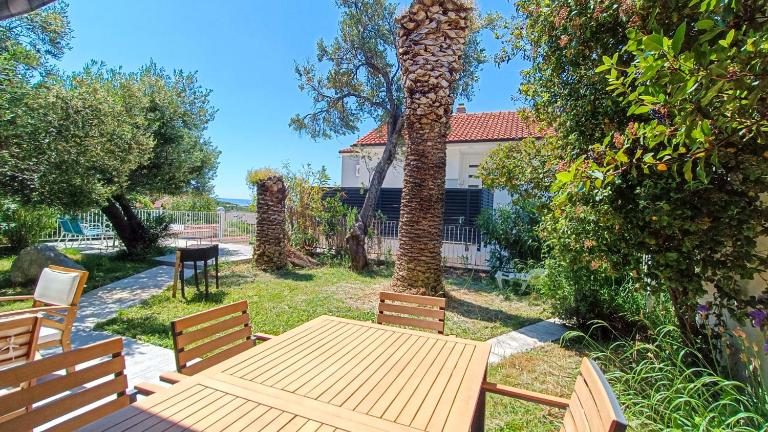 Family villa on the coast - B&B Promajna