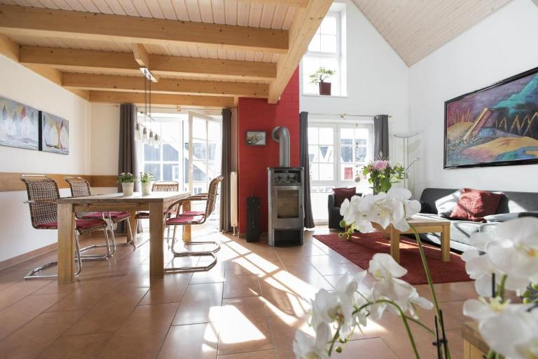 Schwalbennest Greetsiel für bis zu 6 Personen mit Kaminofen, Whirlpool und Sauna - Haustiere herzlich willkommen, nah am Hafen - B&B Greetsiel