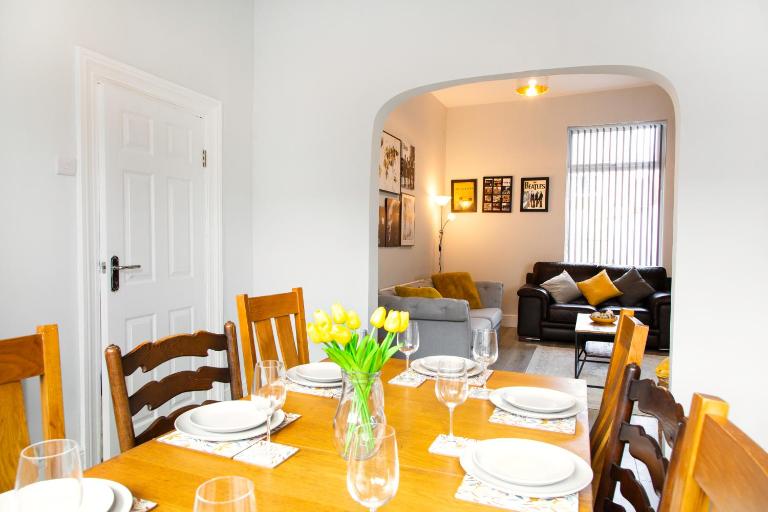 4 Bedrooms Spacious House With 2 Bathrooms Free Parking - sleeps up to 10 guests - B&B Liverpool