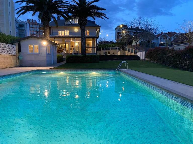 Chalet con Piscina Privada - B&B Santander