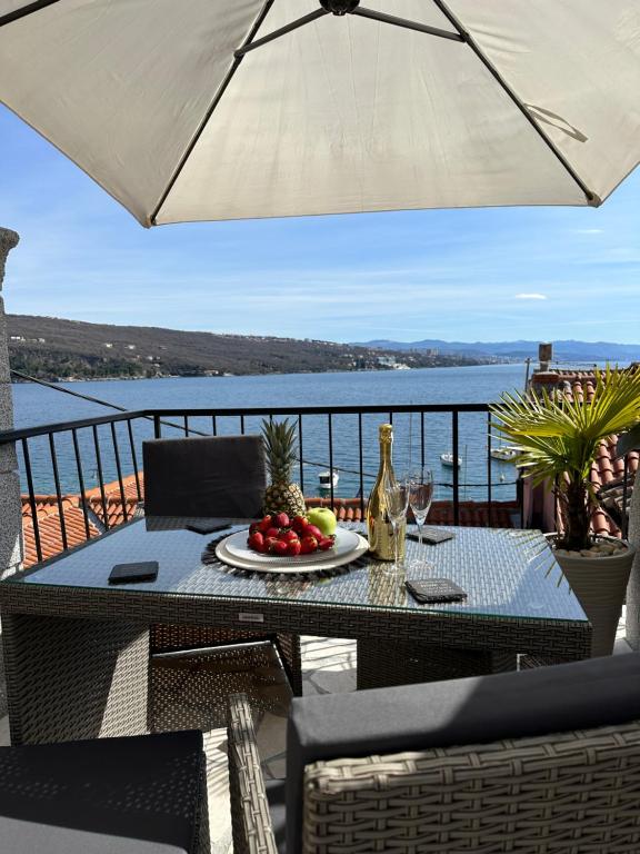 Villa Volos apartment Karmen with roof terrace, sea view, free private parking - Bed and Breakfast Opatija