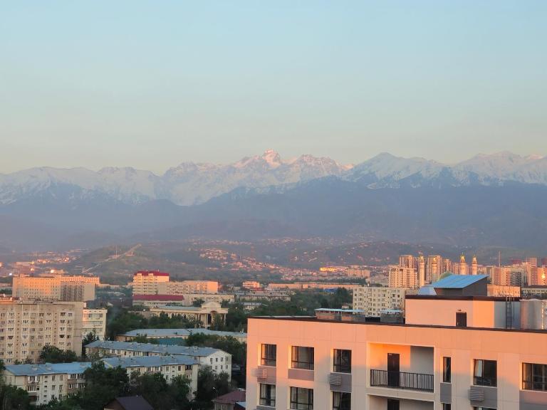 2 room apartment with mountain view, near metro and shopping mall - Ferienwohnung Almaty