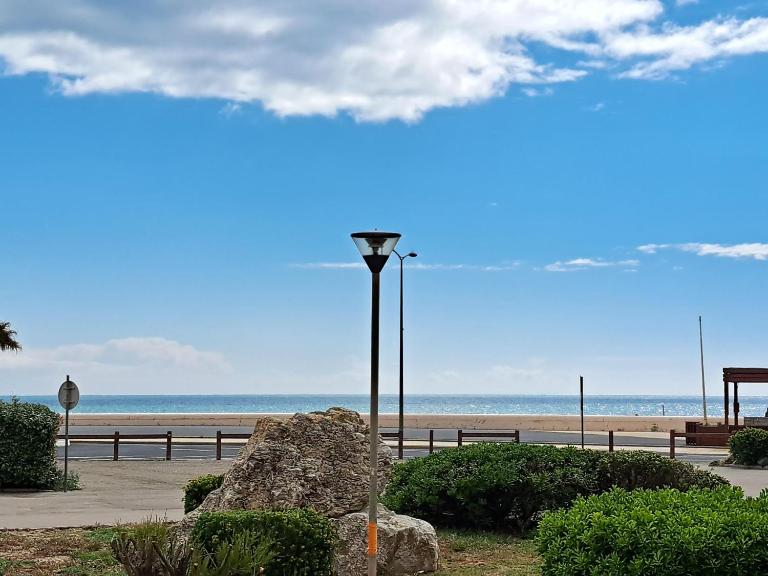 T2 4 Personnes Entièrement Rénové Narbonne Plage Front de Mer à 50 m de la mer avec Parking Privatif, Climatisation, et Machine à laver séchante - B&B Narbonne-Plage