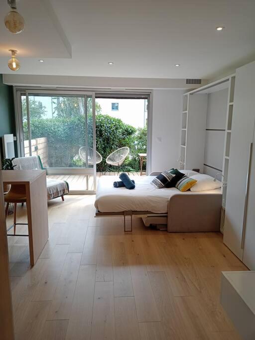 Ty Jolie Super Grand Studio avec Parking et Terrasse - Chambres d'hôtes Rennes