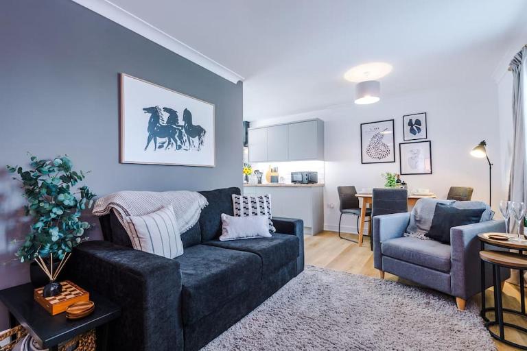 NEW! Stylish 1-Bed Flat in Crewe by 53 Degrees Property - Ideal for Business & Professionals - Sleeps 3! - Bed and Breakfast Crewe