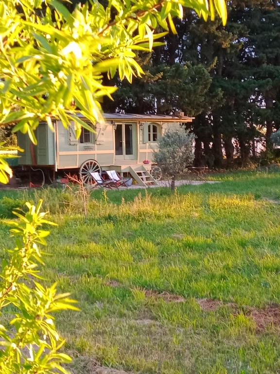 Roulotte Karlotte - Bed and Breakfast Pernes-les-Fontaines