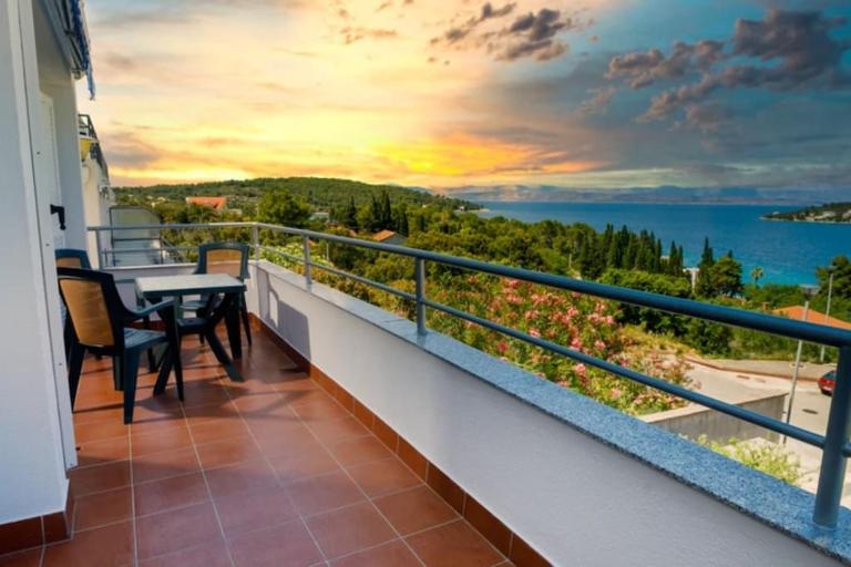 Central Gem: Sea-View + Parking - Bed and Breakfast Nečujam