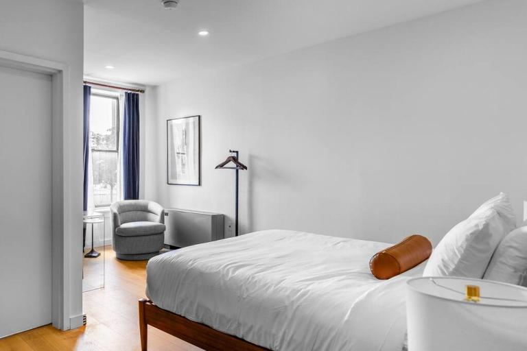 DTWN Bangor, Historic Hotel, Coffee Shop in building, Room # 105 - Bed and Breakfast Bangor