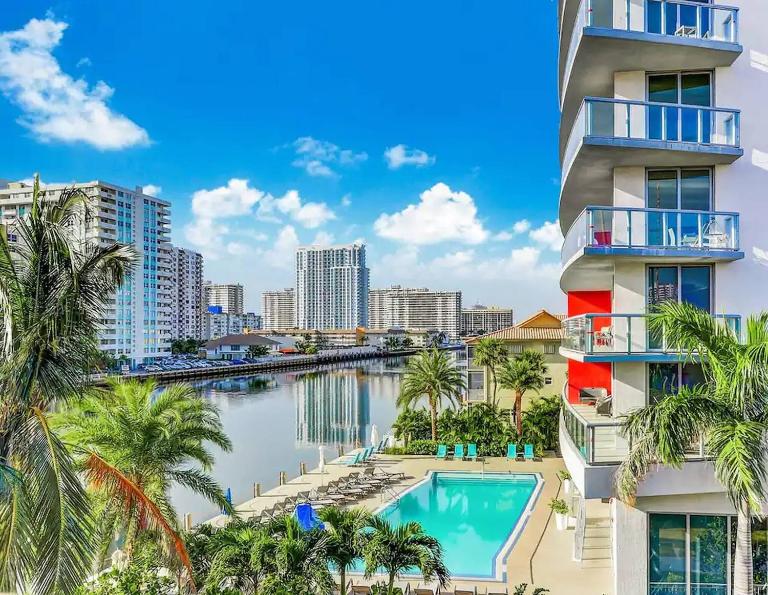 Top Floor Luxury Penthouse with Private Roof Deck - B&B Hallandale Beach