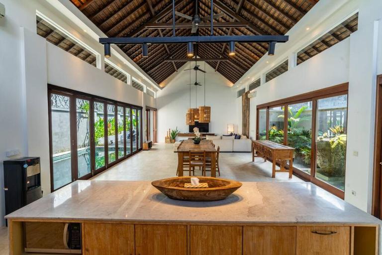 Ocean Breeze Villa -4BR villa in Canggu - B&B Canggu