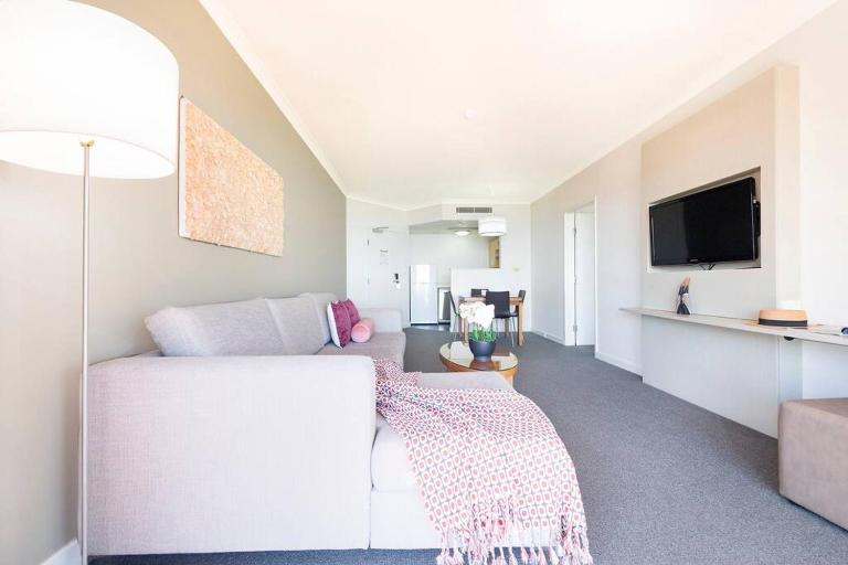 Sky-high Waterfront Living across Two Apartments - B&B Darwin